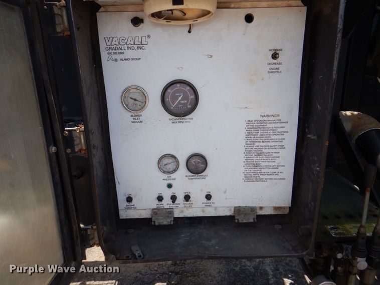 image for item DS8049 2002 Volvo VHD  vacuum truck