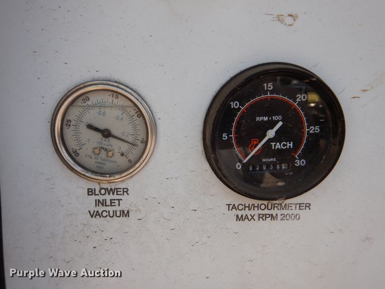 image for item DS8049 2002 Volvo VHD  vacuum truck