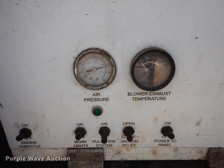 image for item DS8049 2002 Volvo VHD  vacuum truck