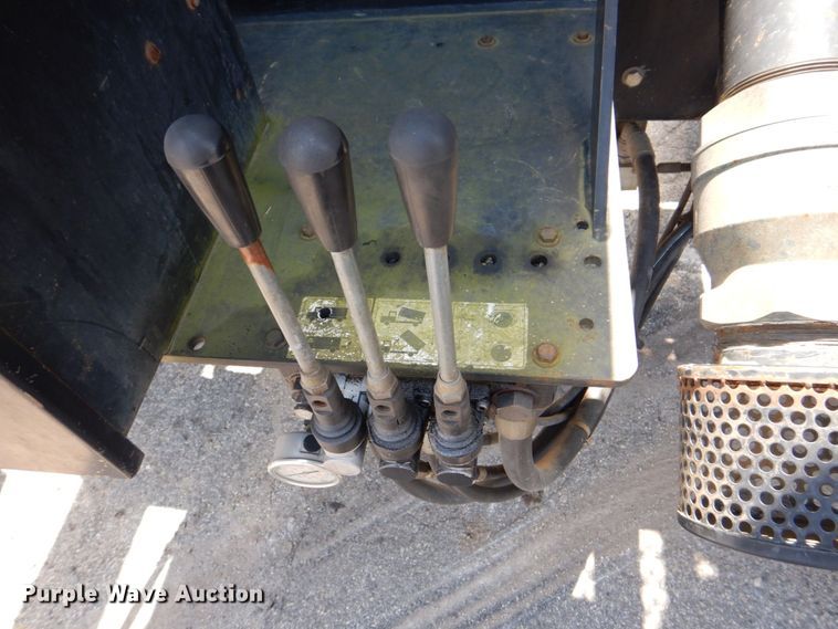 image for item DS8049 2002 Volvo VHD  vacuum truck