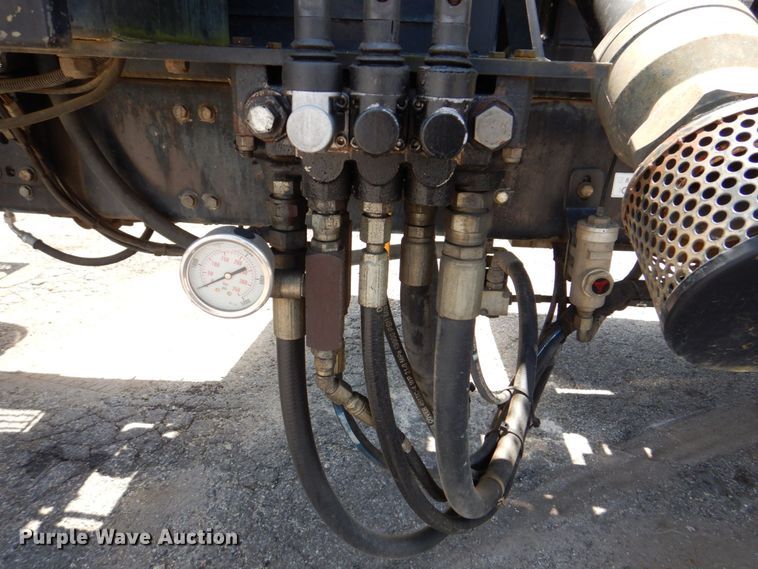 image for item DS8049 2002 Volvo VHD  vacuum truck