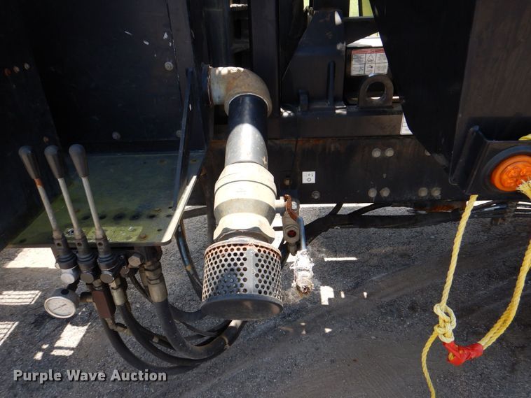 image for item DS8049 2002 Volvo VHD  vacuum truck