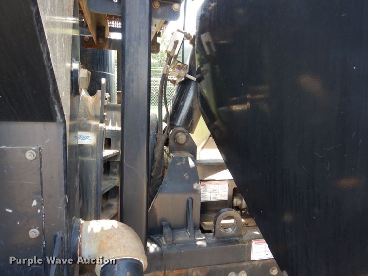 image for item DS8049 2002 Volvo VHD  vacuum truck