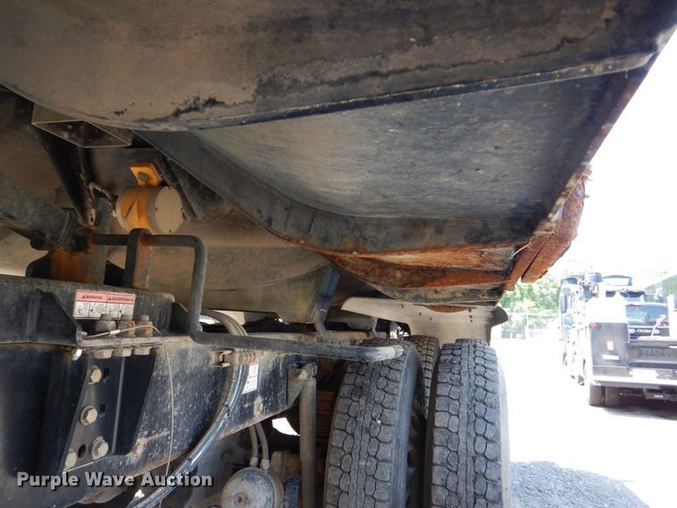 image for item DS8049 2002 Volvo VHD  vacuum truck