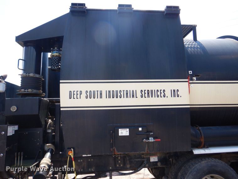 image for item DS8049 2002 Volvo VHD  vacuum truck