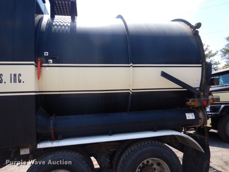 image for item DS8049 2002 Volvo VHD  vacuum truck