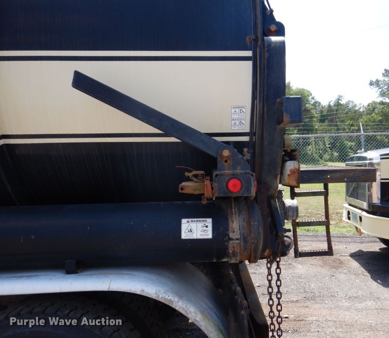 image for item DS8049 2002 Volvo VHD  vacuum truck