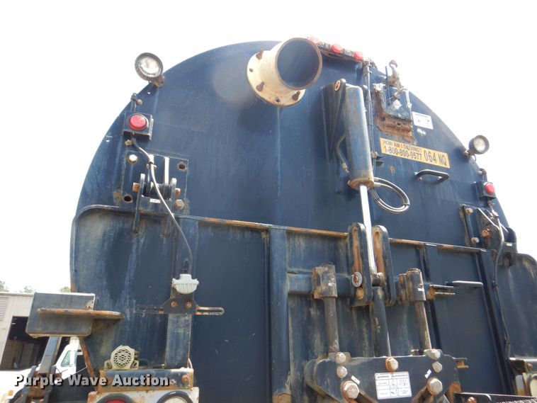 image for item DS8049 2002 Volvo VHD  vacuum truck