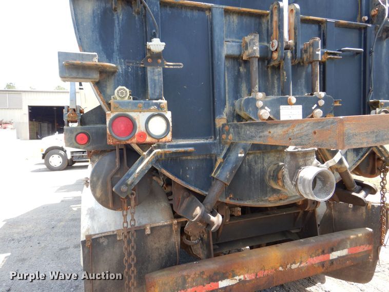 image for item DS8049 2002 Volvo VHD  vacuum truck