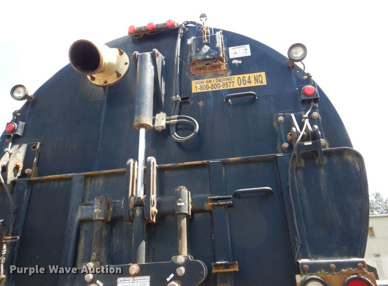 image for item DS8049 2002 Volvo VHD  vacuum truck