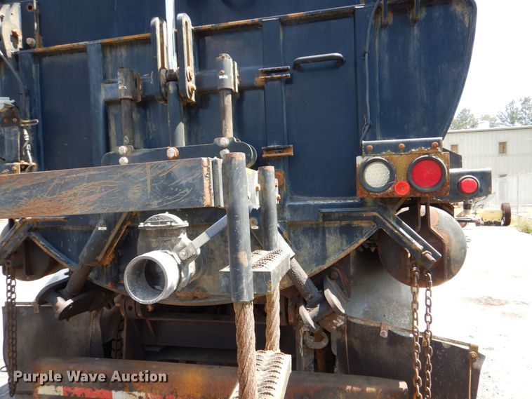 image for item DS8049 2002 Volvo VHD  vacuum truck