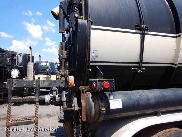 image for item DS8049 2002 Volvo VHD  vacuum truck