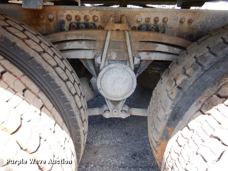 image for item DS8049 2002 Volvo VHD  vacuum truck