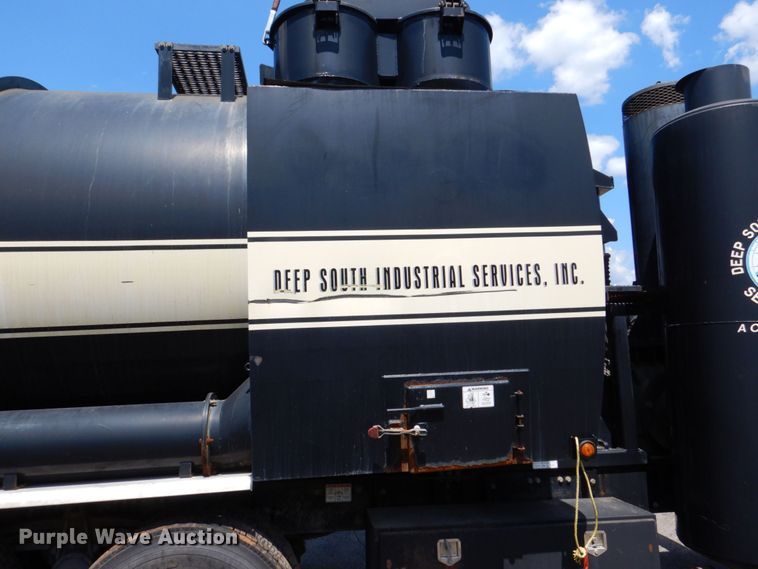 image for item DS8049 2002 Volvo VHD  vacuum truck