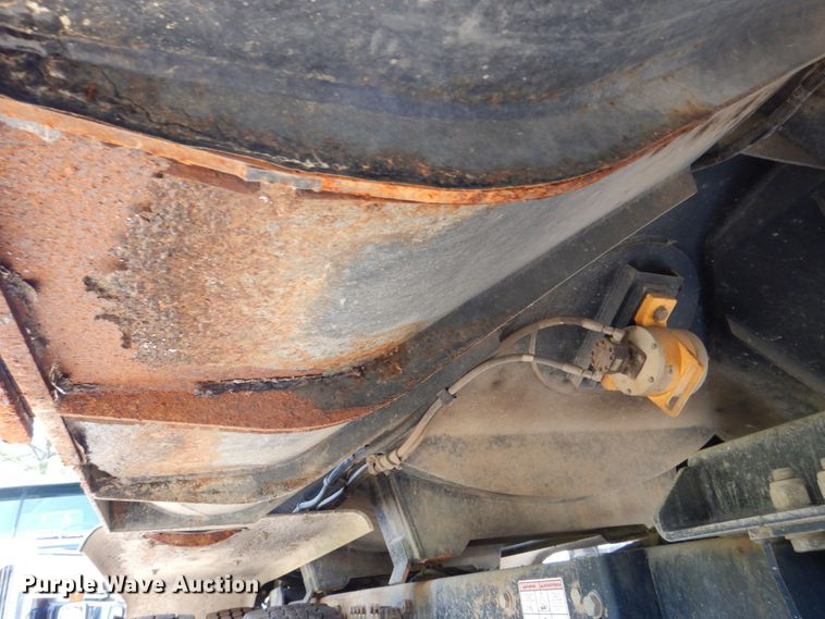 image for item DS8049 2002 Volvo VHD  vacuum truck