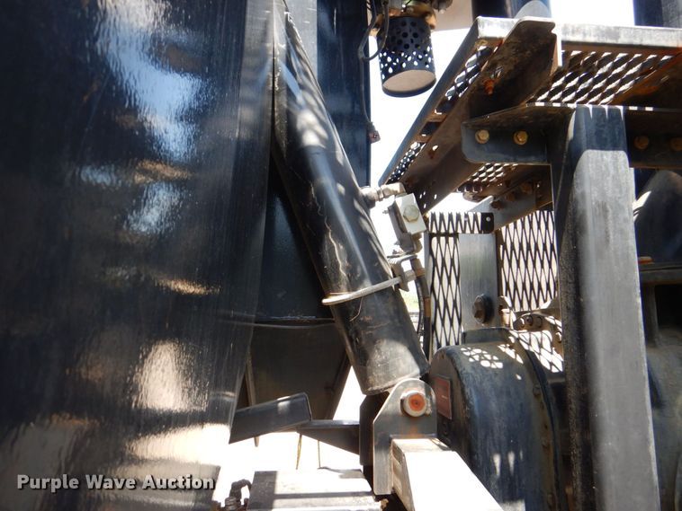 image for item DS8049 2002 Volvo VHD  vacuum truck