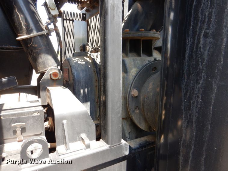 image for item DS8049 2002 Volvo VHD  vacuum truck