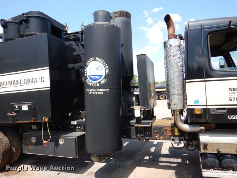 image for item DS8049 2002 Volvo VHD  vacuum truck