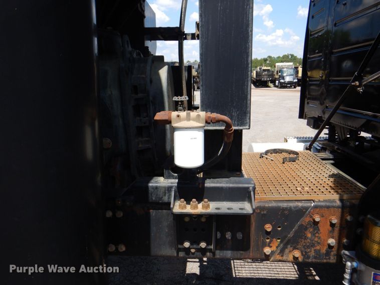 image for item DS8049 2002 Volvo VHD  vacuum truck