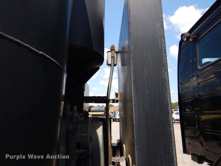 image for item DS8049 2002 Volvo VHD  vacuum truck