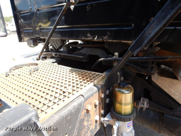 image for item DS8049 2002 Volvo VHD  vacuum truck