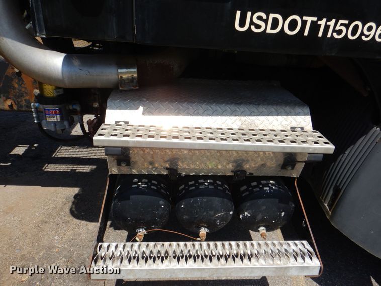 image for item DS8049 2002 Volvo VHD  vacuum truck