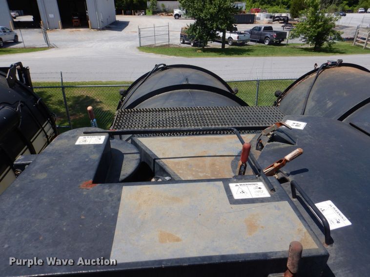 image for item DS8049 2002 Volvo VHD  vacuum truck