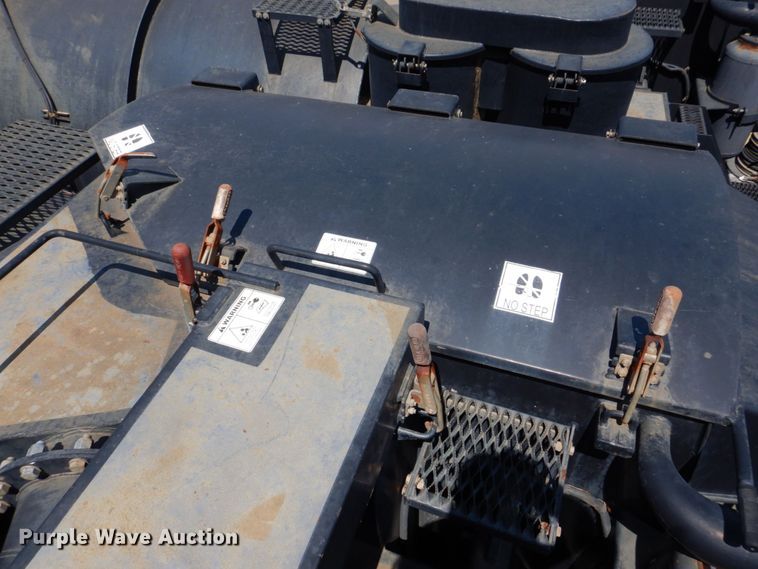 image for item DS8049 2002 Volvo VHD  vacuum truck