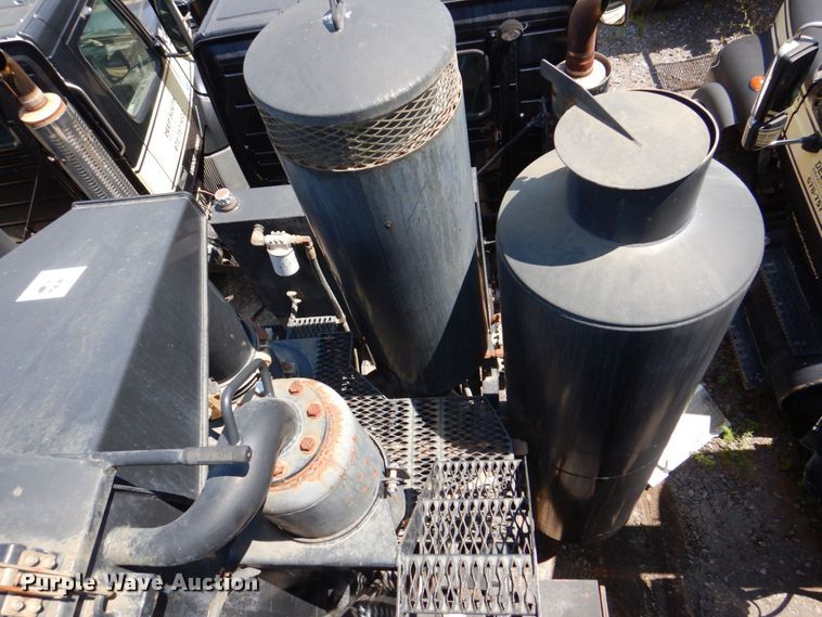 image for item DS8049 2002 Volvo VHD  vacuum truck