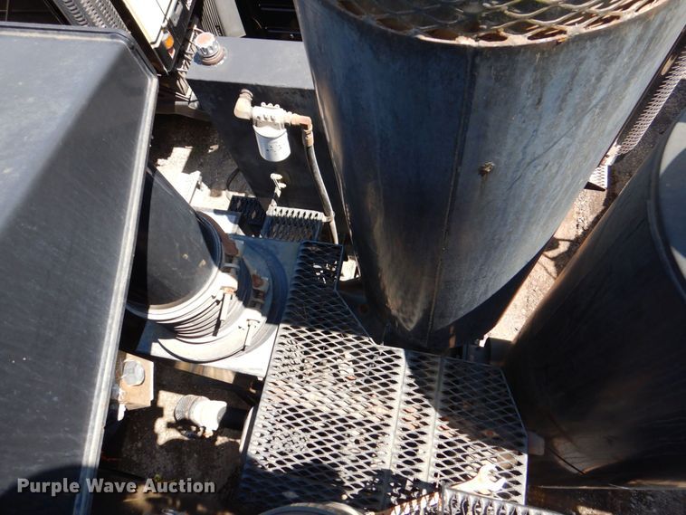 image for item DS8049 2002 Volvo VHD  vacuum truck