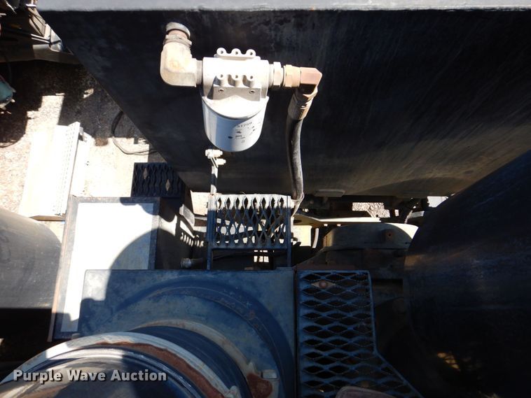 image for item DS8049 2002 Volvo VHD  vacuum truck