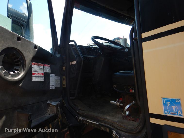 image for item DS8049 2002 Volvo VHD  vacuum truck