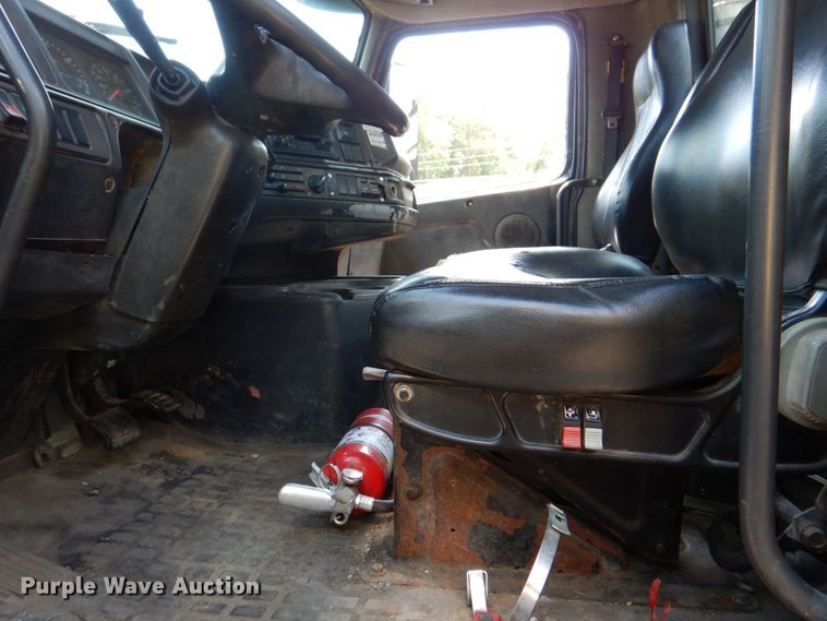 image for item DS8049 2002 Volvo VHD  vacuum truck