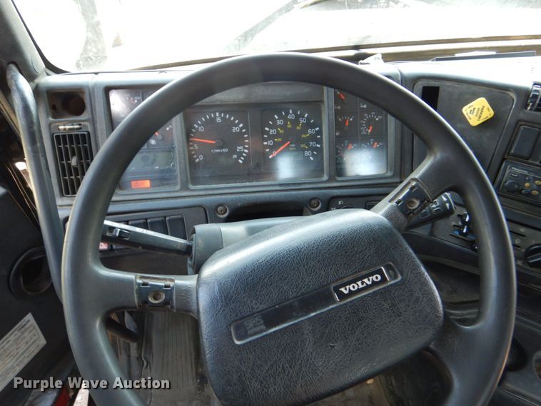 image for item DS8049 2002 Volvo VHD  vacuum truck