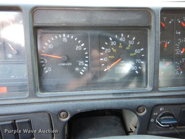 image for item DS8049 2002 Volvo VHD  vacuum truck