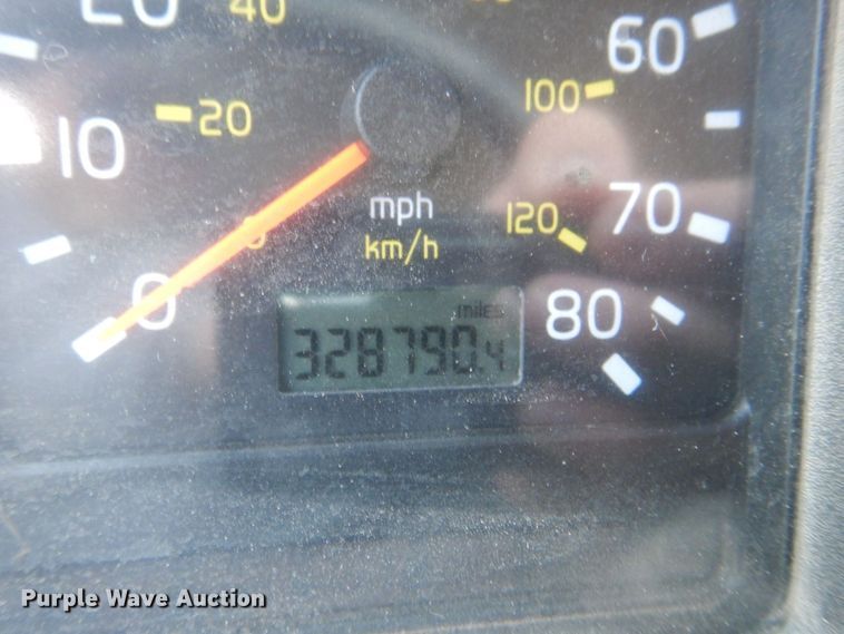 image for item DS8049 2002 Volvo VHD  vacuum truck