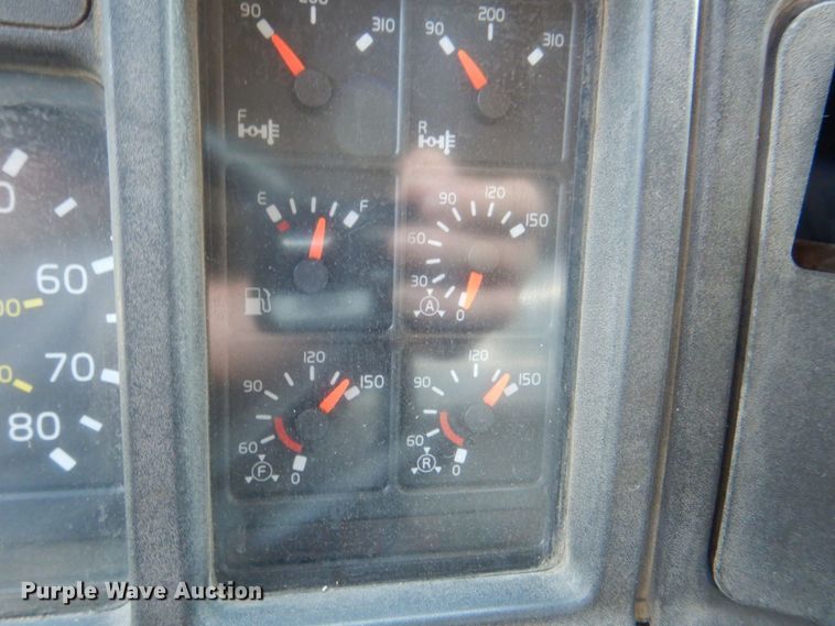 image for item DS8049 2002 Volvo VHD  vacuum truck