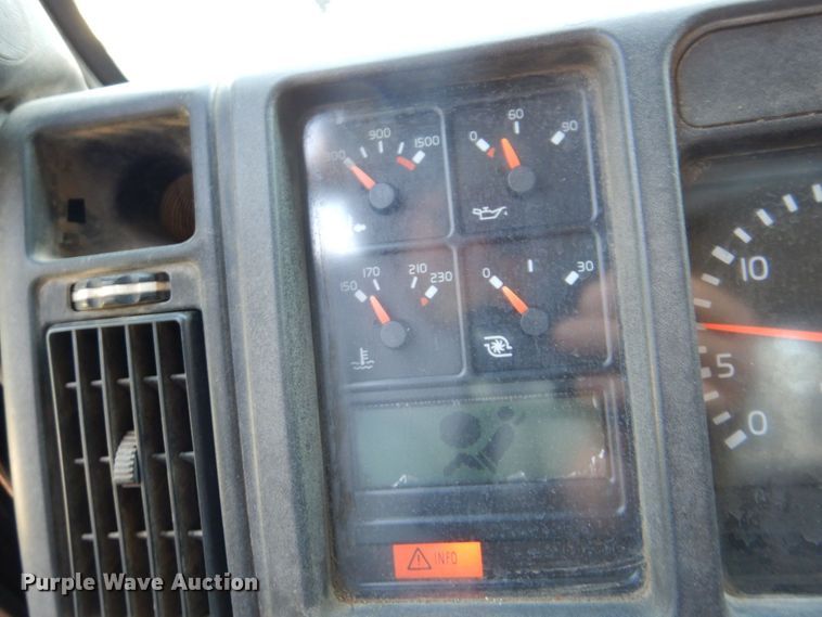 image for item DS8049 2002 Volvo VHD  vacuum truck