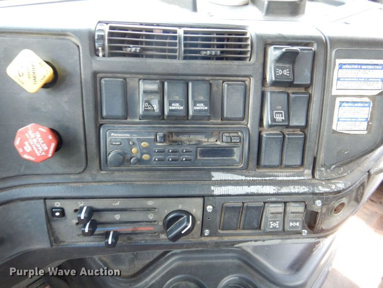 image for item DS8049 2002 Volvo VHD  vacuum truck