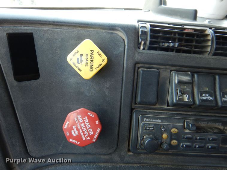 image for item DS8049 2002 Volvo VHD  vacuum truck