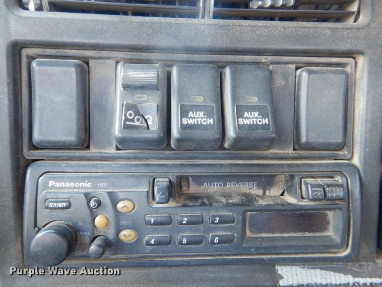 image for item DS8049 2002 Volvo VHD  vacuum truck