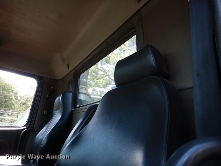 image for item DS8049 2002 Volvo VHD  vacuum truck