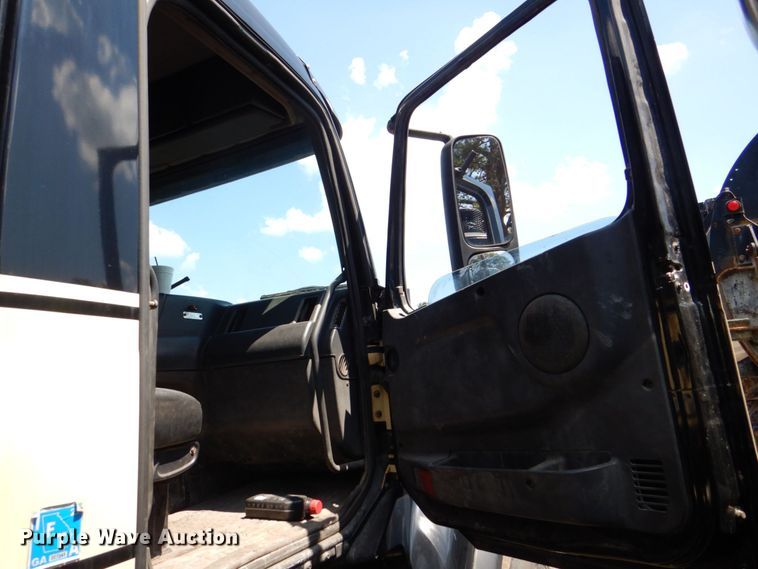 image for item DS8049 2002 Volvo VHD  vacuum truck