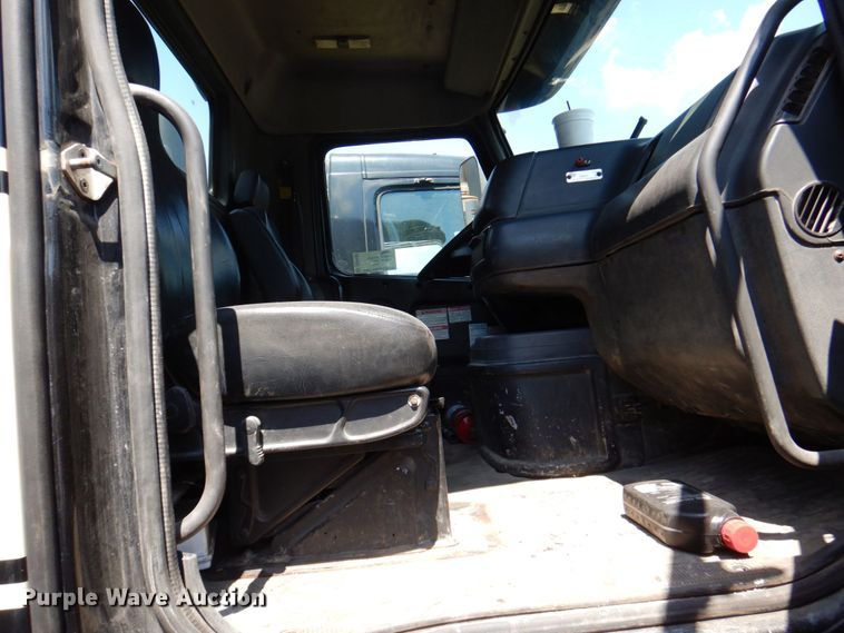 image for item DS8049 2002 Volvo VHD  vacuum truck