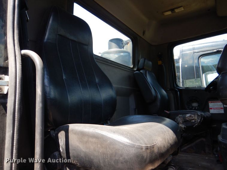 image for item DS8049 2002 Volvo VHD  vacuum truck