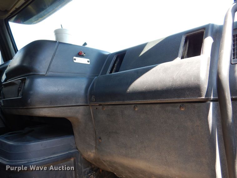 image for item DS8049 2002 Volvo VHD  vacuum truck