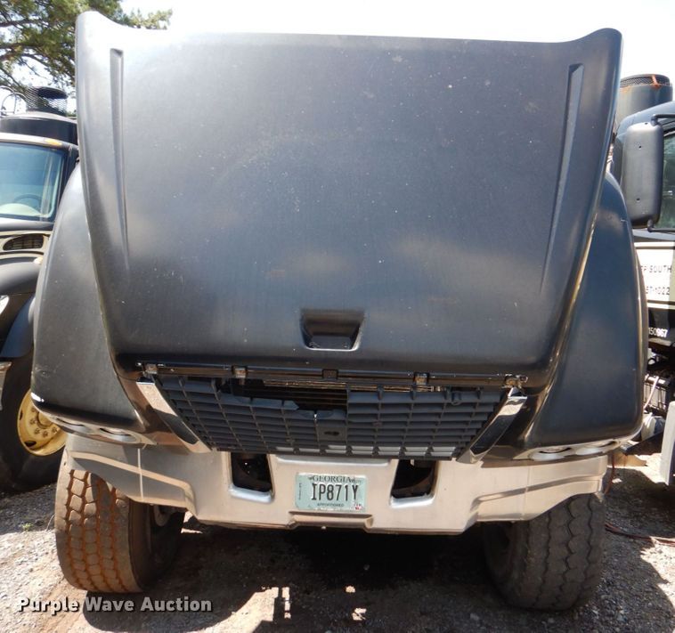 image for item DS8049 2002 Volvo VHD  vacuum truck