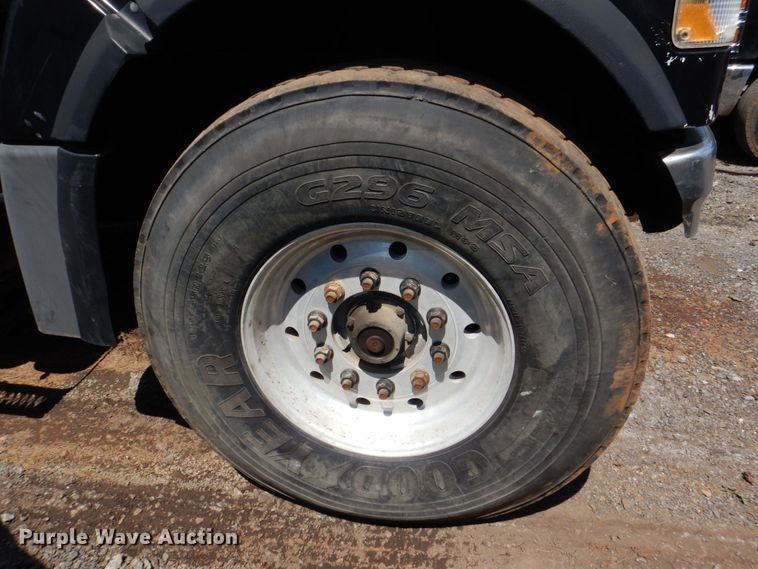 image for item DS8049 2002 Volvo VHD  vacuum truck