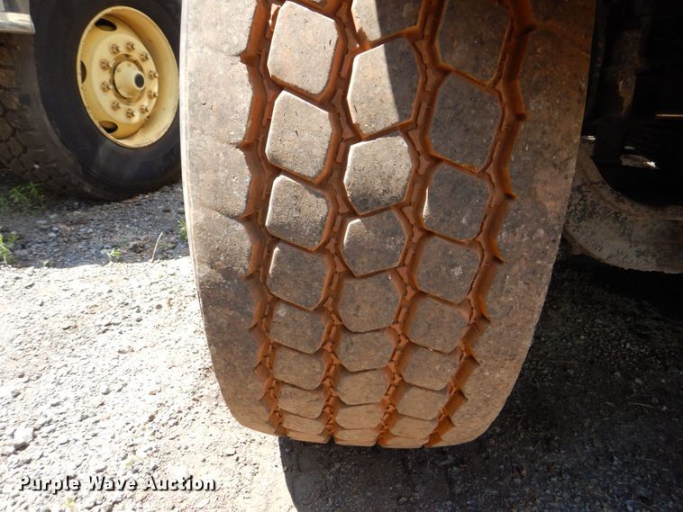 image for item DS8049 2002 Volvo VHD  vacuum truck