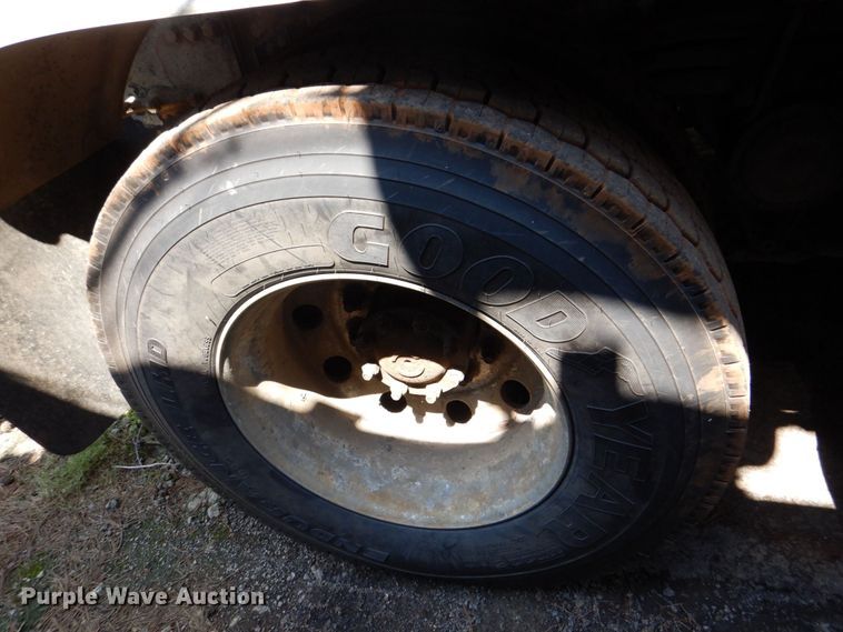 image for item DS8049 2002 Volvo VHD  vacuum truck